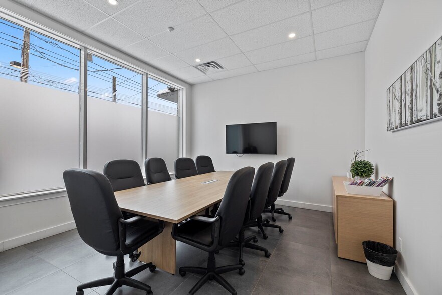 More Photos Of 10410 Boul Gouin O, Roxboro Office For Sale