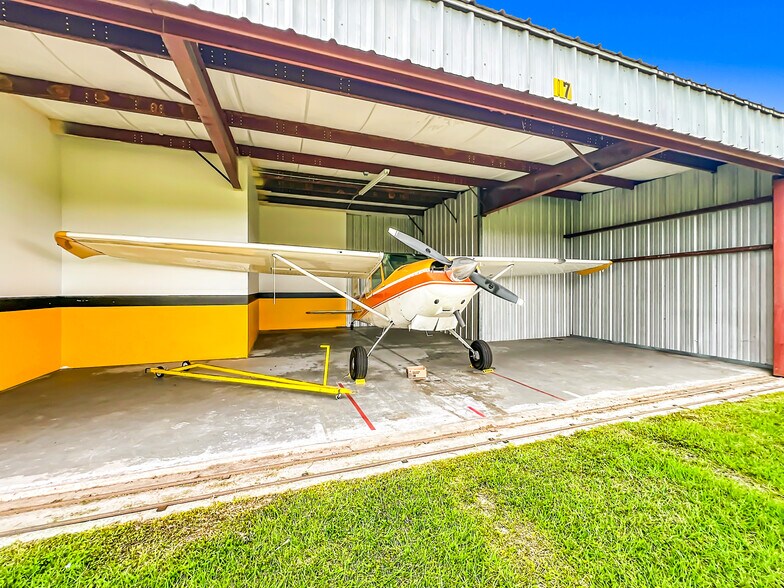 More Photos Of 7001 W Jones Ave, Mount Dora Airplane Hangar For Sale