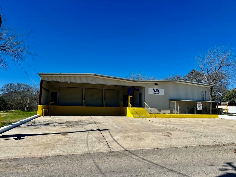 More Photos Of 210 Gravel St, Seguin Warehouse For Lease