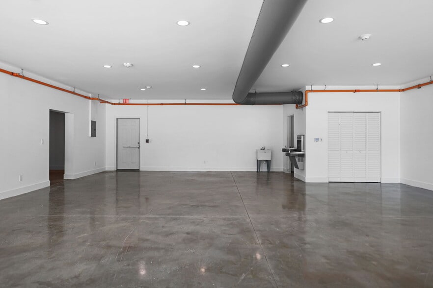 More Photos Of 10830 Navajo Dr, Saint Petersburg Showroom For Sale