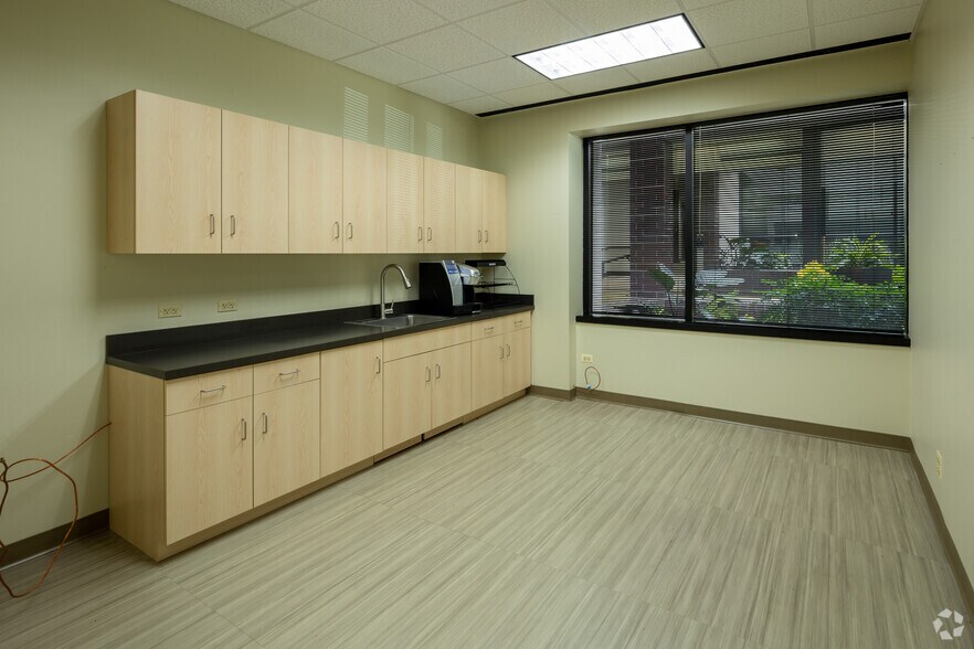 More Photos Of 450-500 E Diehl Rd, Naperville Unknown For Lease