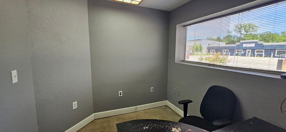 More Photos Of 130 Grand Ave, Bacliff Warehouse For Sale