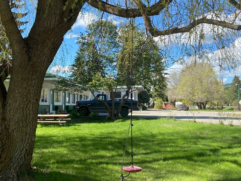 More Photos Of 455 Government St S, Greenwood Hotel For Sale