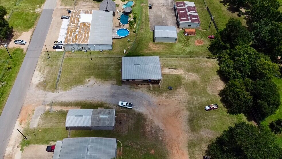 More Photos Of 2000 E Murchison St, Palestine Light Manufacturing For Sale