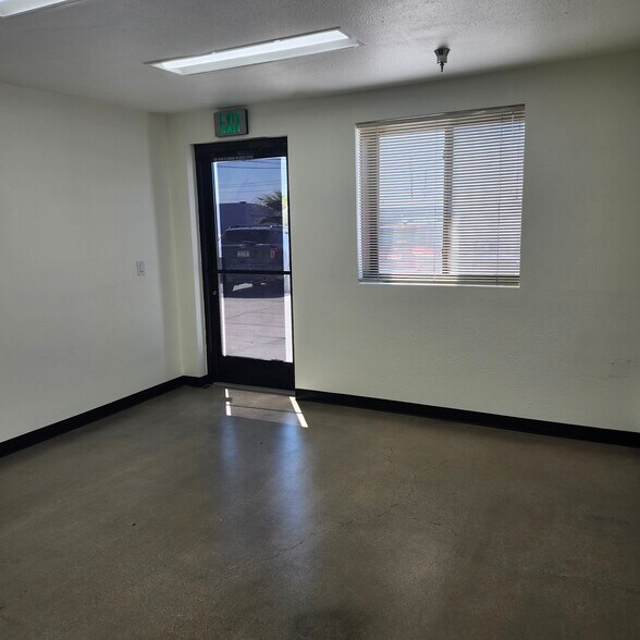 More Photos Of 2010 Holly Ave, Lake Havasu City Warehouse For Lease