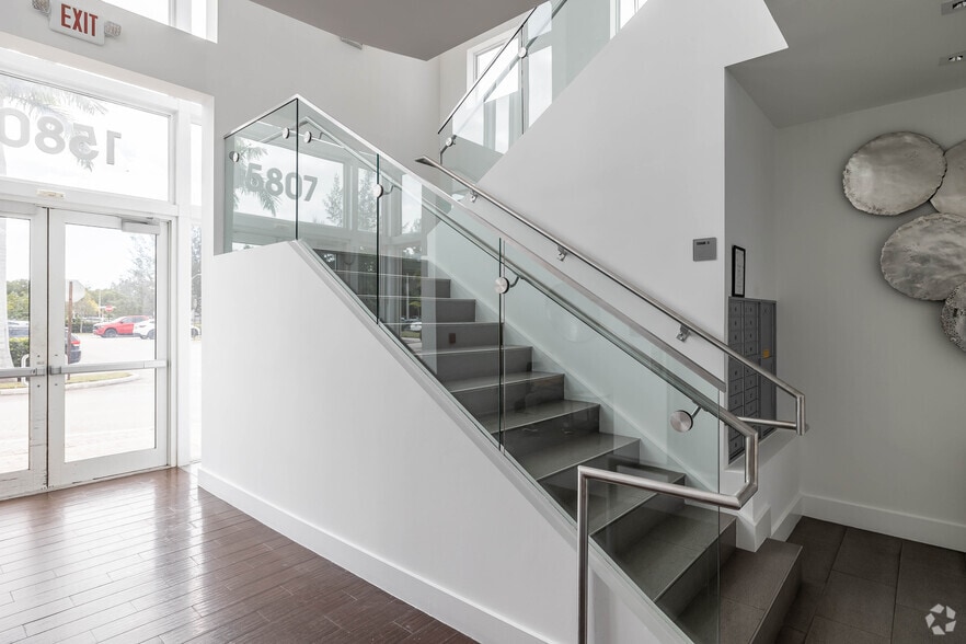 More Photos Of 15801 Biscayne Blvd, North Miami Beach Unknown For Lease