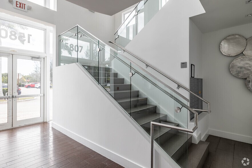 More Photos Of 15801 Biscayne Blvd, North Miami Beach Unknown For Lease