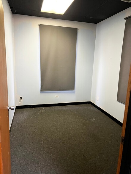 More Photos Of 1881 Commerce Dr, Elk Grove Village Office For Sale