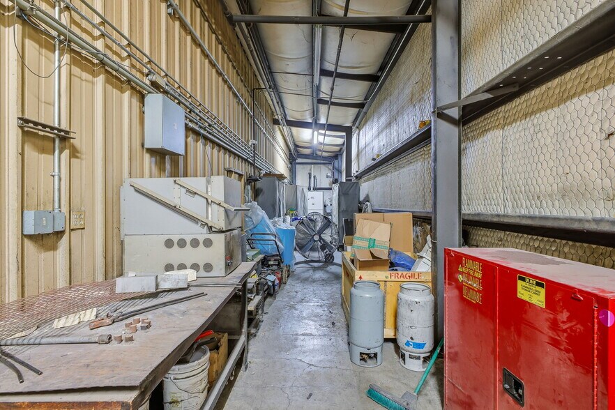 More Photos Of 315 N Park Dr, San Antonio Warehouse For Sale