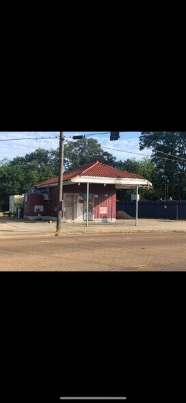 More Photos Of 902 University Blvd, Jackson Freestanding For Lease