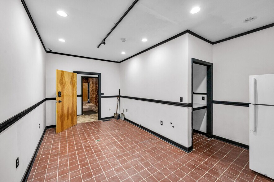 More Photos Of 15 Main St, Holyoke Medical For Lease