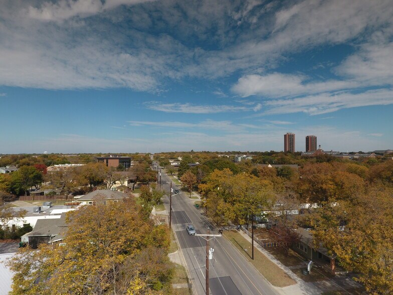 More Photos Of 1005 N Elm St, Denton Office For Lease