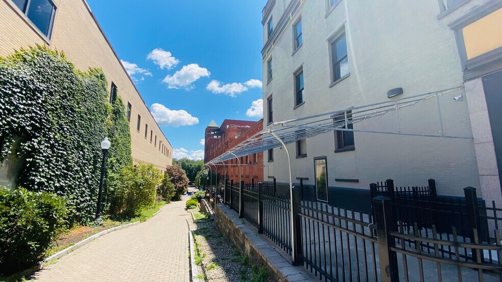 More Photos Of 61 N Pearl St, Albany Apartments For Lease