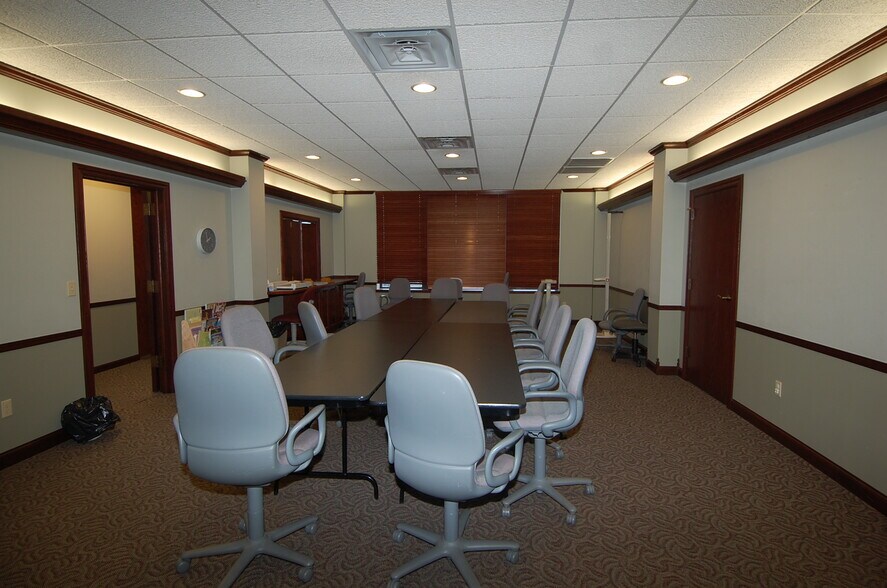 More Photos Of 102 E Main St, Washington Office For Sale