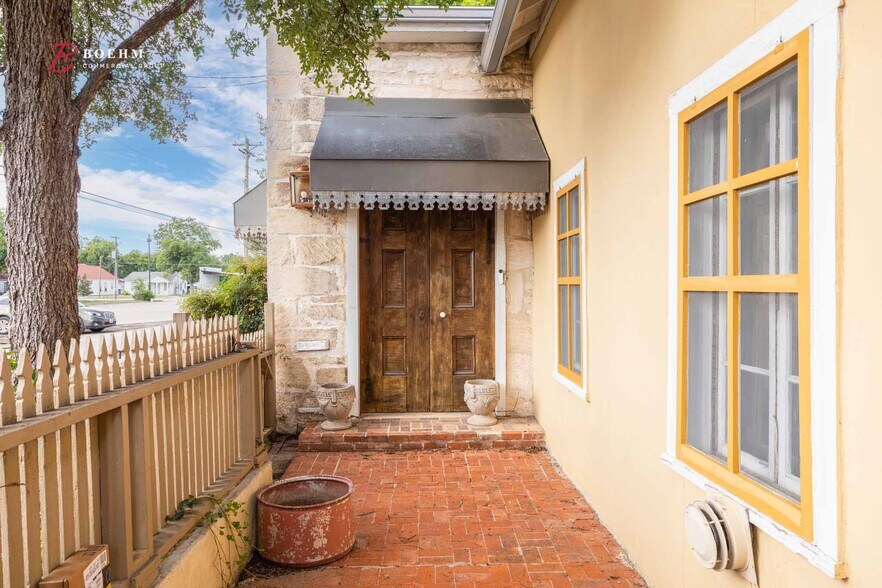 More Photos Of 514 Paris St, Castroville Storefront Retail Office For Sale