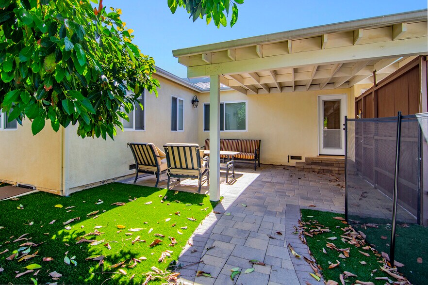 More Photos Of 22839 Dolorosa St, Woodland Hills Multifamily For Lease