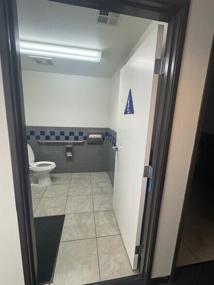 More Photos Of 4625 Wible Rd, Bakersfield Auto Dealership For Lease