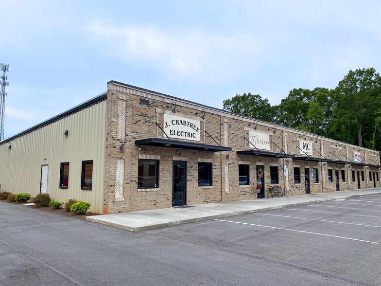 More Photos Of 397 Park Ave, Youngsville Flex For Lease