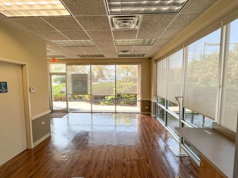 More Photos Of 181-185 N Barrington Rd, Schaumburg Storefront For Lease