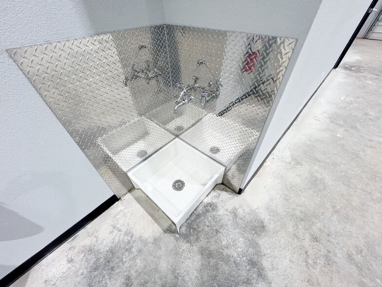 More Photos Of 1208 S Midland Dr, Midland Unknown For Lease