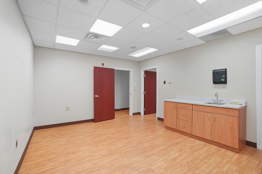 More Photos Of 916-920 W Market St, Lima Medical For Sale