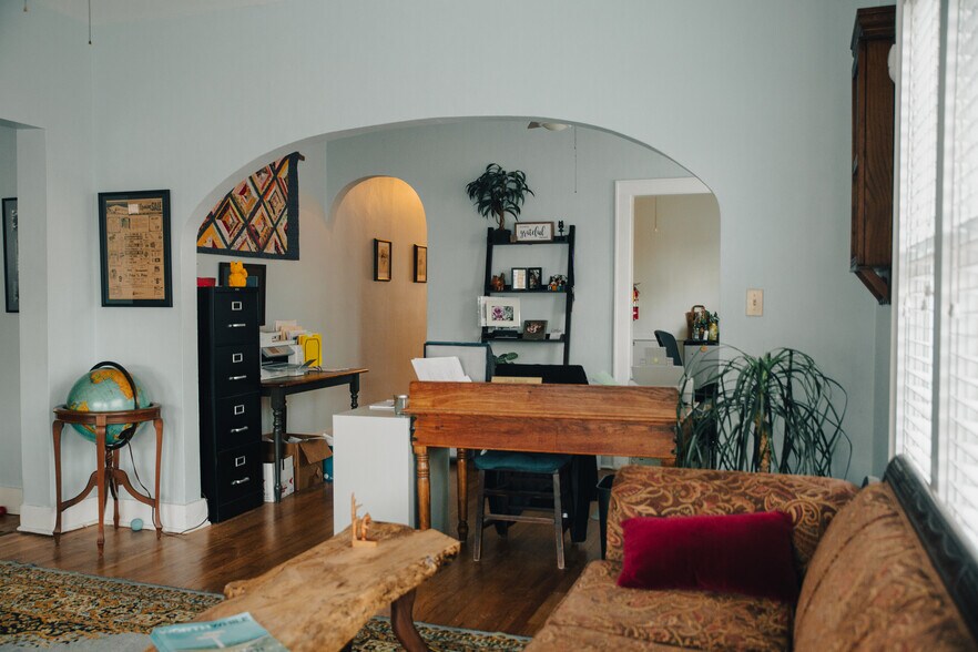 More Photos Of 355 N College Ave, Fayetteville Office Residential For Lease