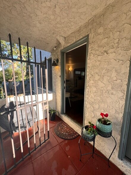 More Photos Of 2400 Merton Ave, Los Angeles Multifamily For Sale