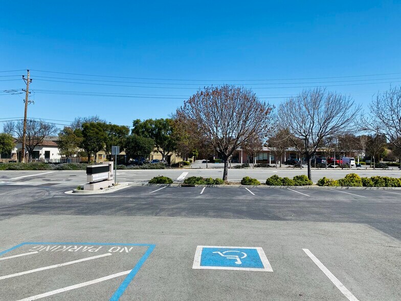 More Photos Of 12333 Saratoga Sunnyvale Rd, Saratoga Storefront Retail Office For Lease