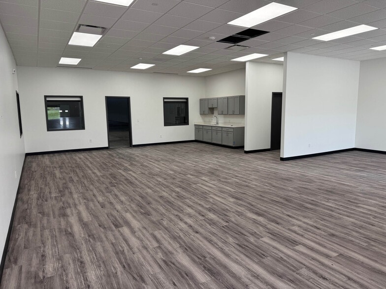 More Photos Of 7305 SE Crosswinds Dr, Ankeny Distribution For Lease