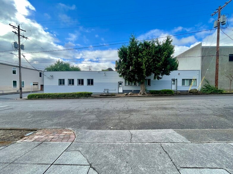 More Photos Of 930 SE Lincoln St, Portland Warehouse For Sale