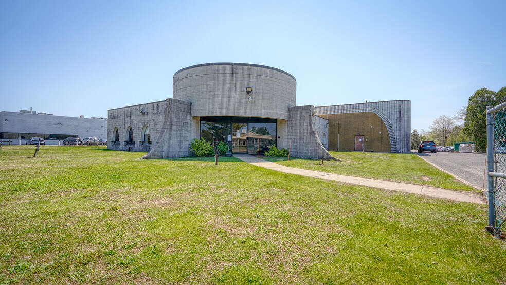 More Photos Of 65 Commerce Dr, Hauppauge Warehouse For Lease