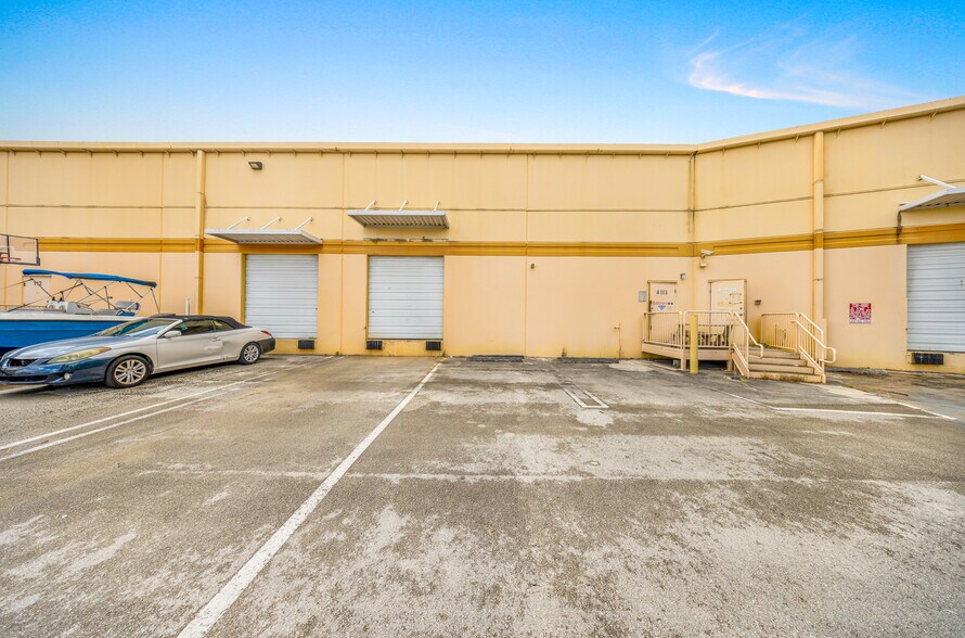 More Photos Of 12601 NW 115th Ave, Medley Warehouse For Lease