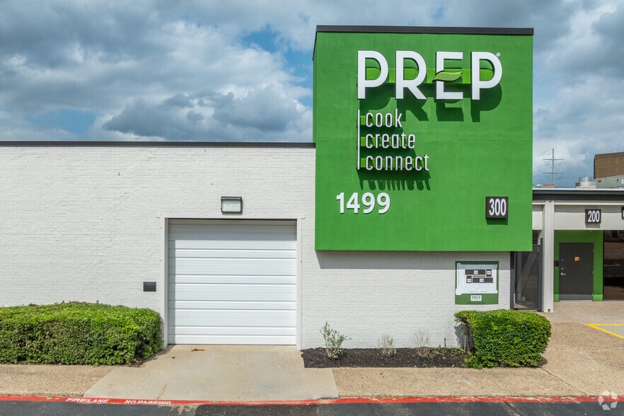 More Photos Of 1499 Regal Row, Dallas Restaurant For Lease