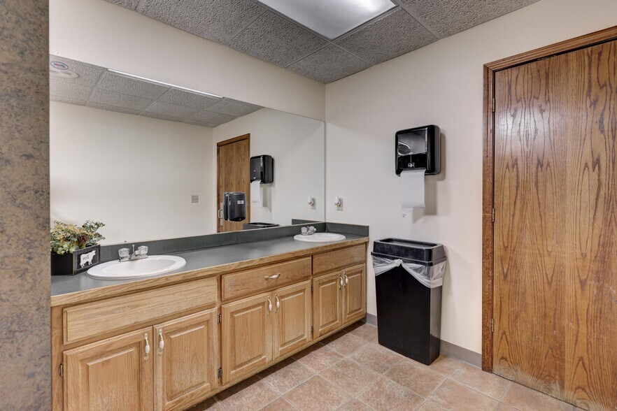 More Photos Of 2728 & 2802 N Rangeline Road, Joplin Flex For Sale