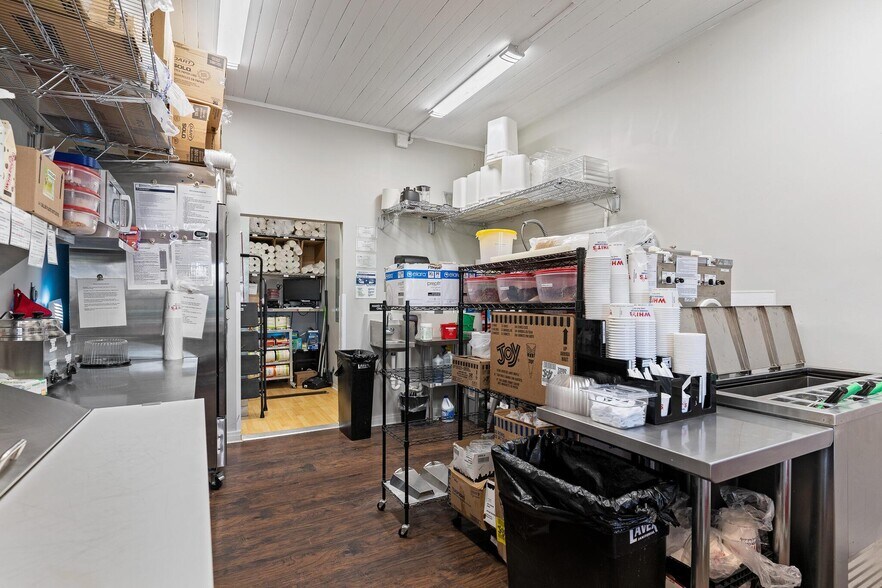 More Photos Of 1550 Lewis Center Rd, Lewis Center Freestanding For Sale