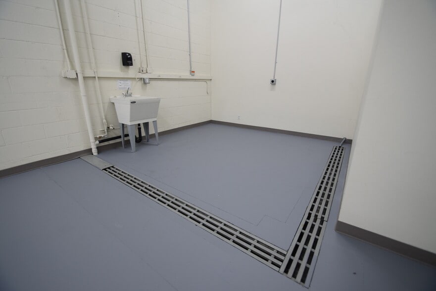 More Photos Of 742-746 SE Glenwood Dr, Bend Manufacturing For Lease