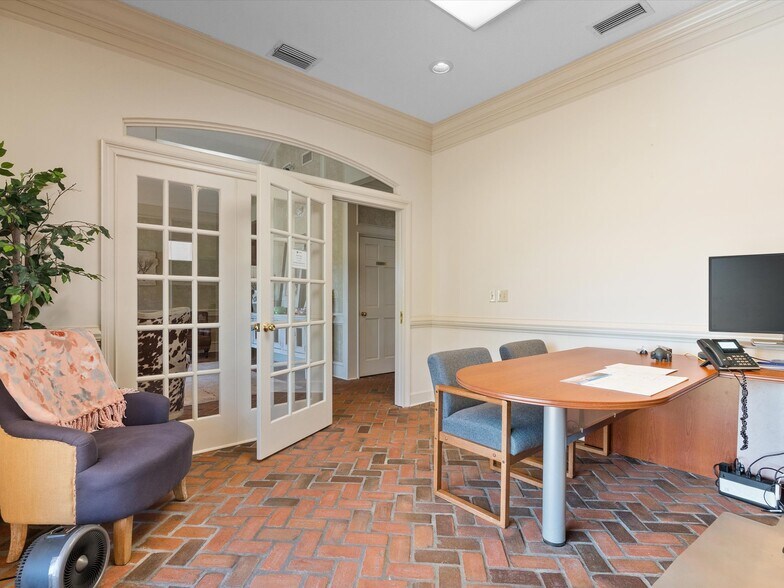 More Photos Of 15400 S US Highway 301, Summerfield Office For Sale