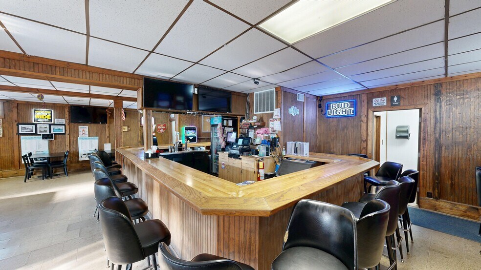 More Photos Of 46 S Leavitt Rd, Leavittsburg Bar For Sale