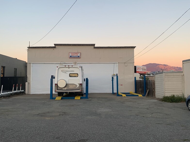 Primary Photo Of 2596 N Main St, Walnut Creek Auto Repair For Sale