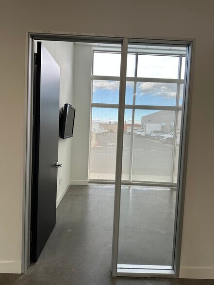 More Photos Of 9040 Brentwood Blvd, Brentwood Flex For Sale