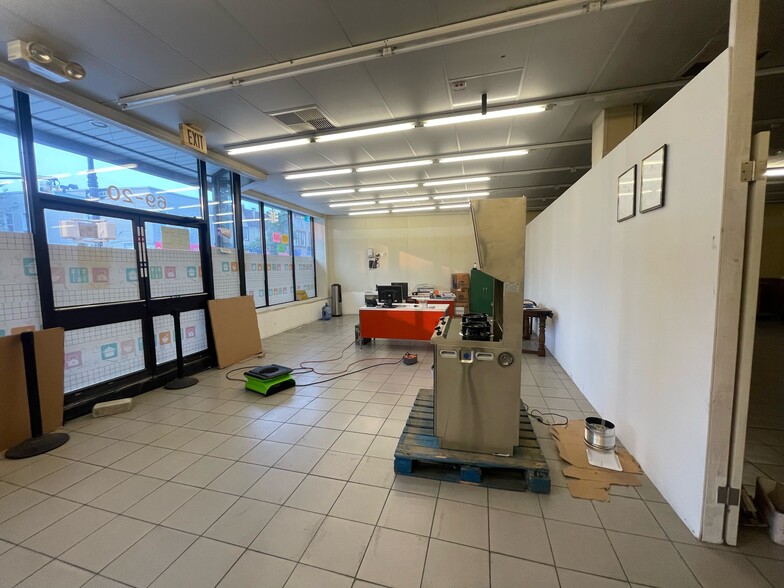 More Photos Of 6918 Myrtle Ave, Glendale Storefront For Lease