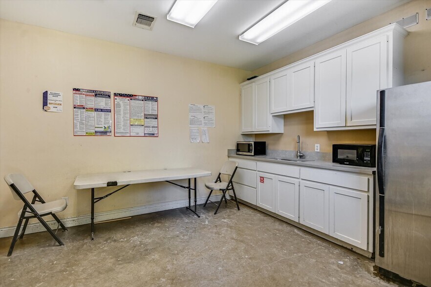 More Photos Of 22108 Odell Fairway Trl, Spicewood Industrial For Sale