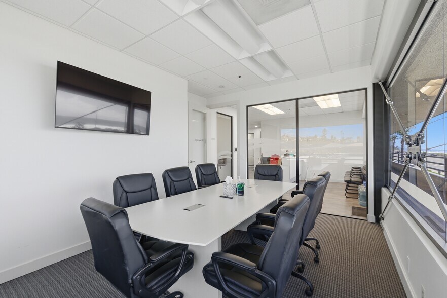 More Photos Of 2533 S Highway 101, Cardiff By The Sea Coworking Space