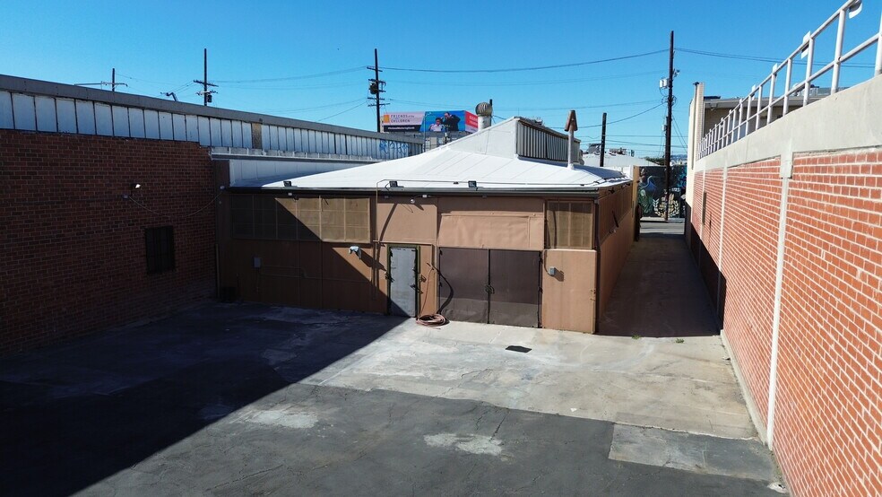 More Photos Of 1728 Maple Ave, Los Angeles Warehouse For Lease