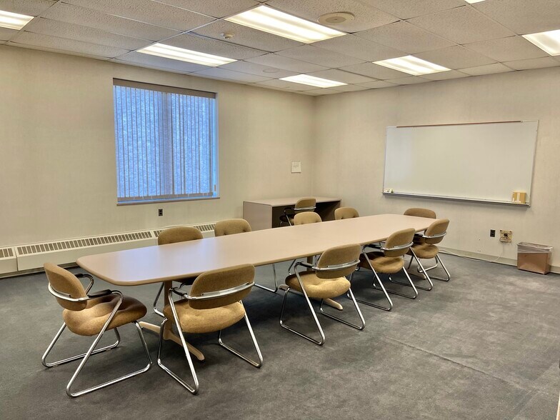 More Photos Of 1401 W Center St, Warsaw Light Distribution For Sale