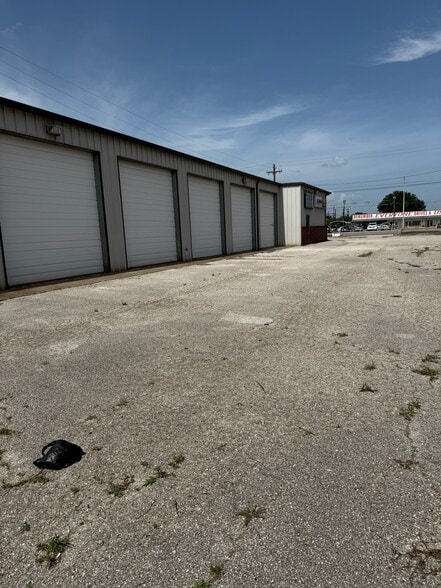 More Photos Of 4005 N Navarro St, Victoria Warehouse For Lease