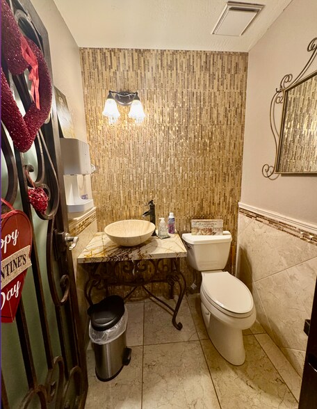 More Photos Of 5620 W Thunderbird Rd, Glendale Medical For Sale