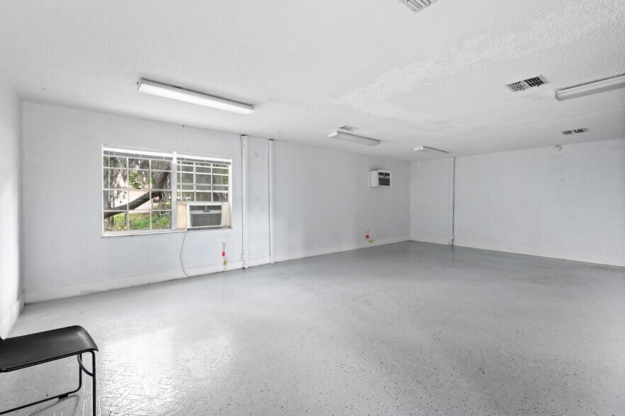 More Photos Of 6536 Stadium Dr, Zephyrhills Storefront For Sale