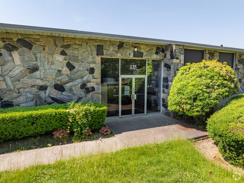 More Photos Of 135 Oser Ave, Hauppauge Warehouse For Lease