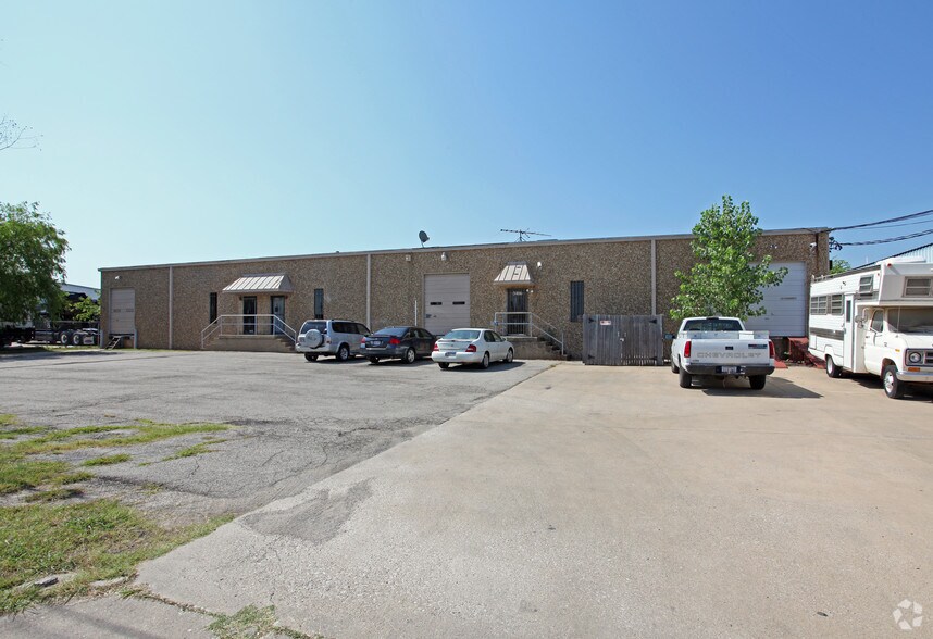 Primary Photo Of 3402-3406 Easy St, Dallas Light Manufacturing For Lease